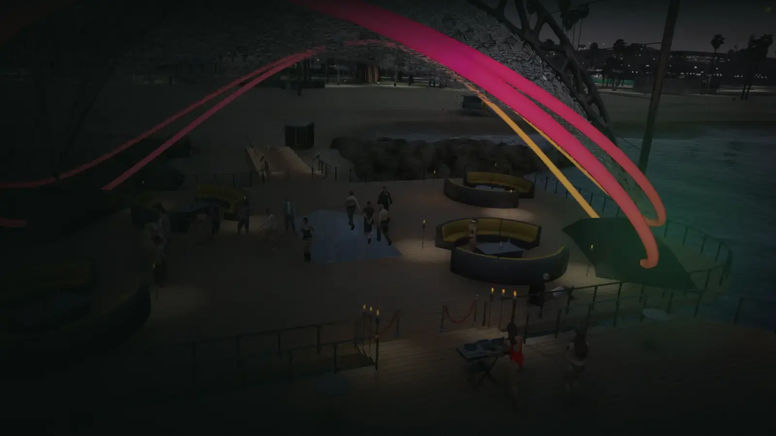 Summerfest terasa noću, s neonskim lukovima iznad plaže